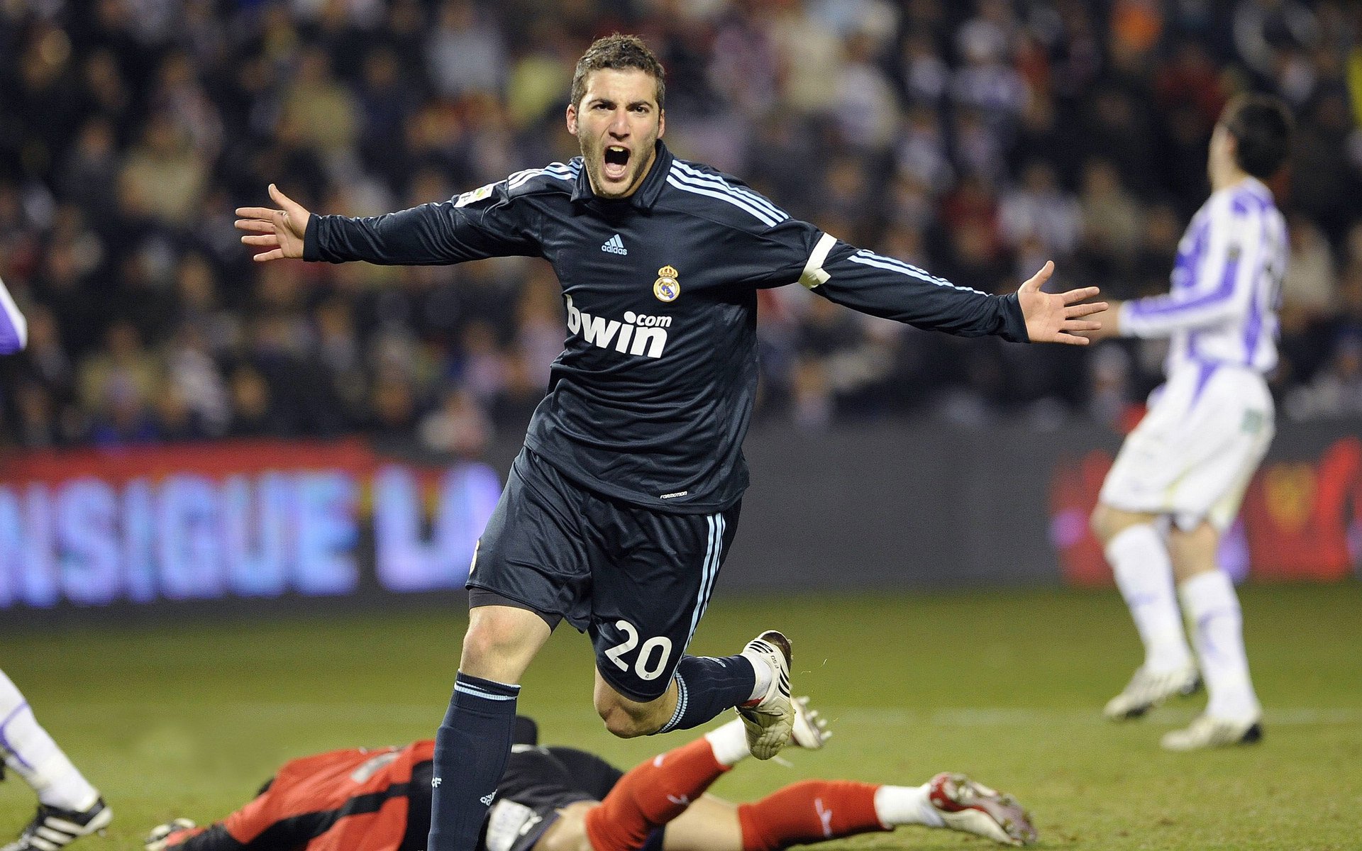 从委内瑞拉踏平加纳到阿什拉夫的关键回合，足球场上的意志与瞬间