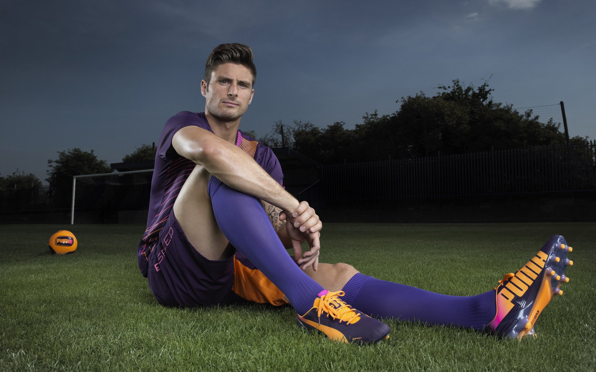 桑巴与红魔的绿茵对话，阿拉巴一锤定音，巴西明星队力克曼联传奇